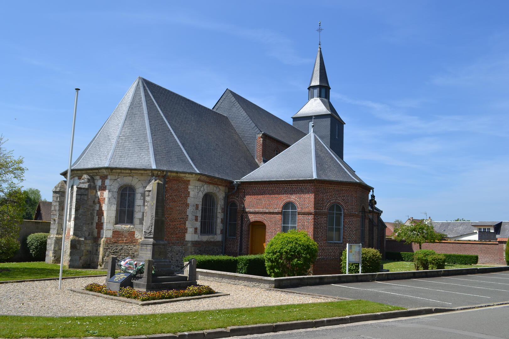 destination-le-treport-mers-etalondes-eglise-village