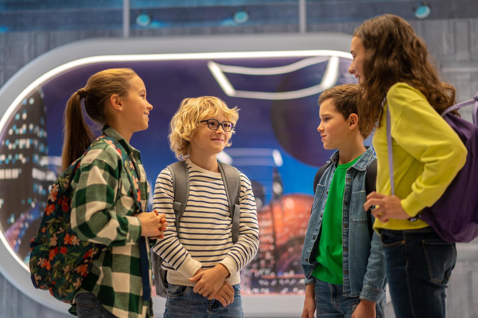 Enfants qui parlent ensemble