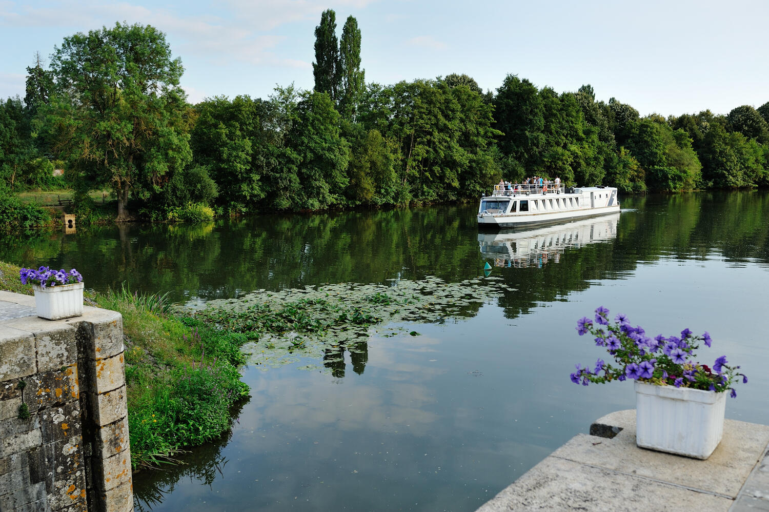 Bateau promenade Le Sablésien passage d'une écluse