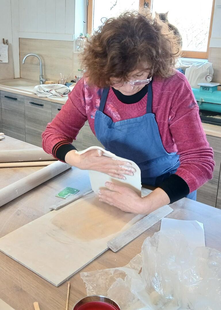 La céramiste Françoise Auvray fabriquant un objet en céramique