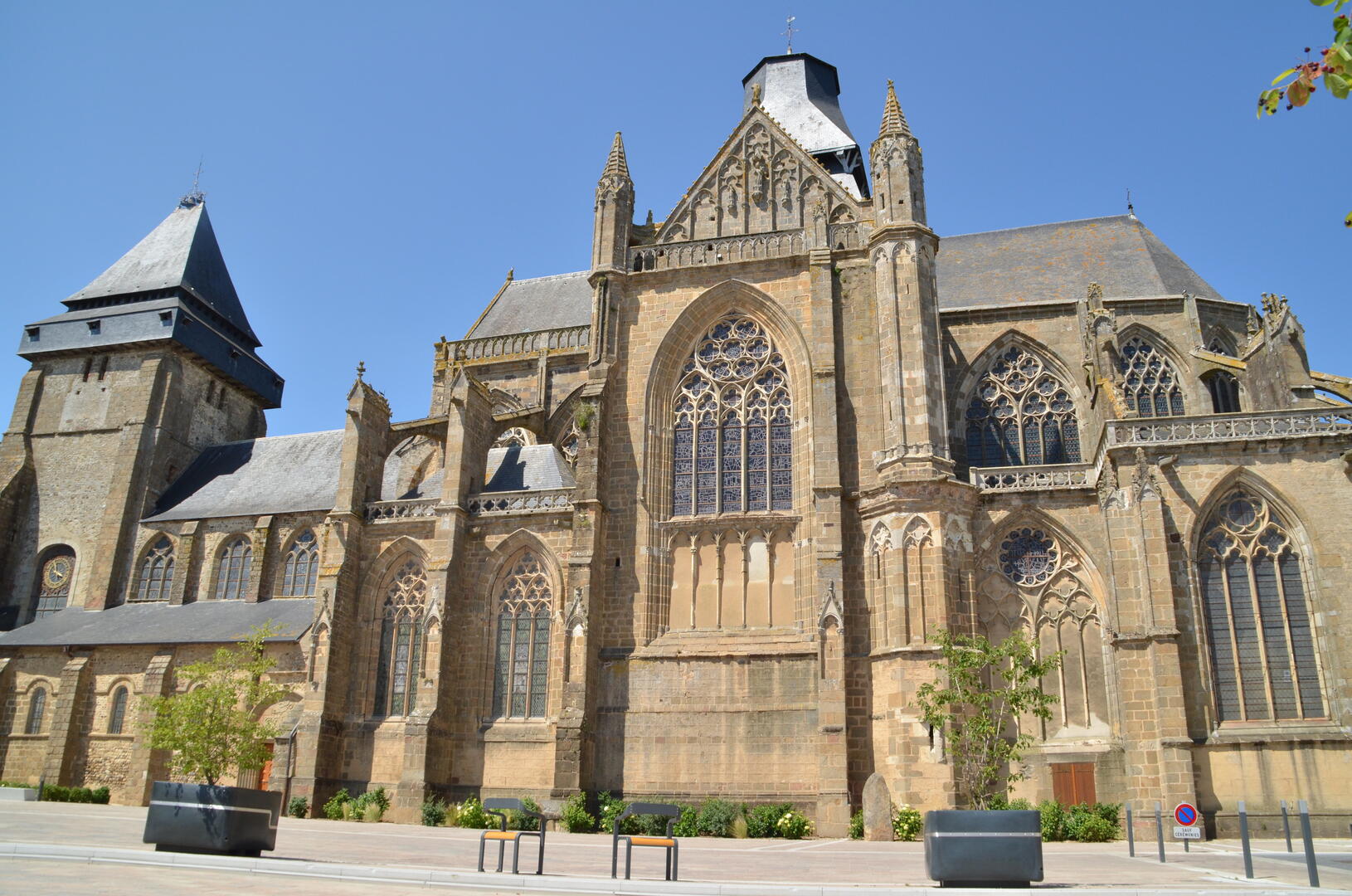 PCU53_Basilique Evron1
