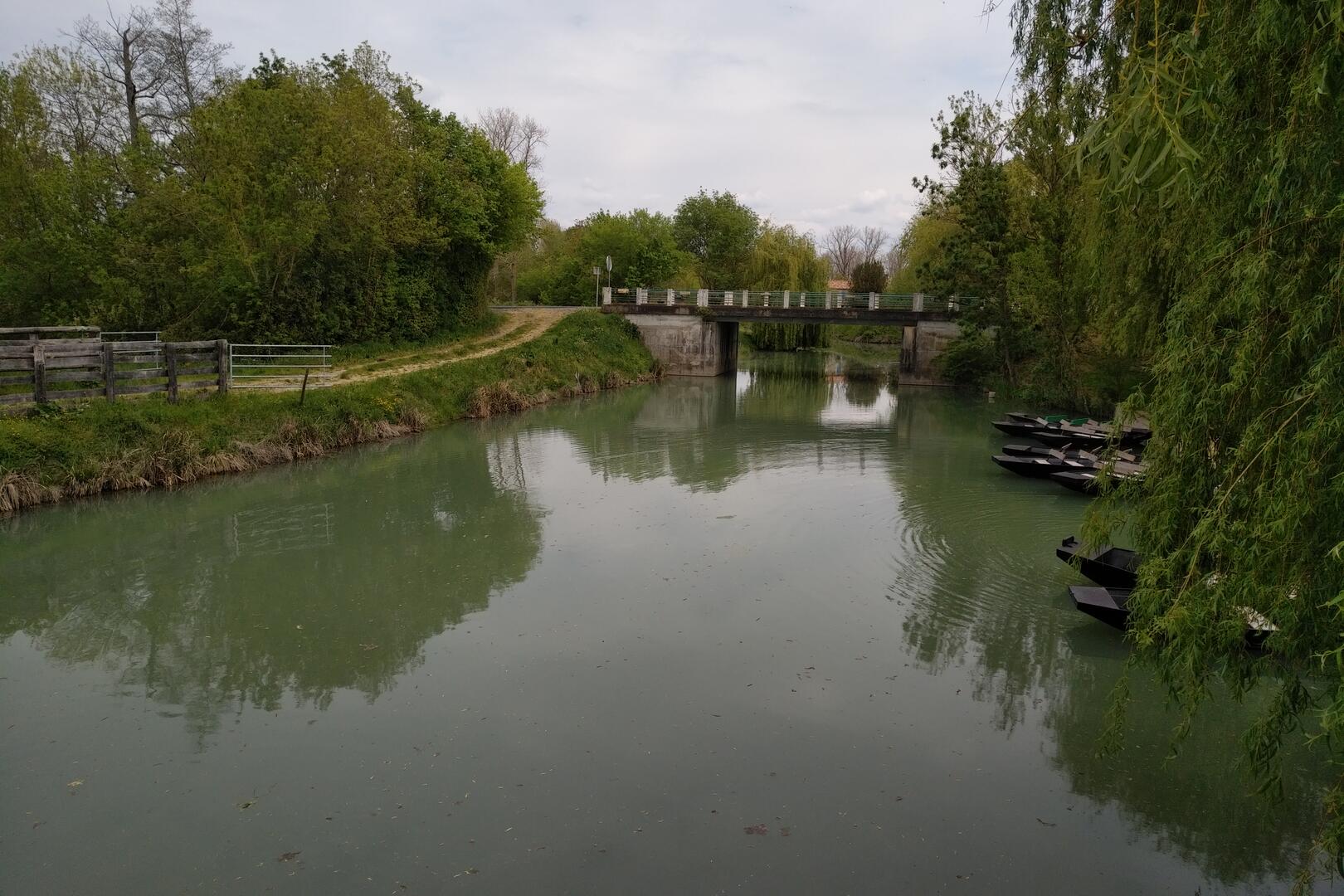 Aire de pique-nique sur le canal proche de l'embarcadère