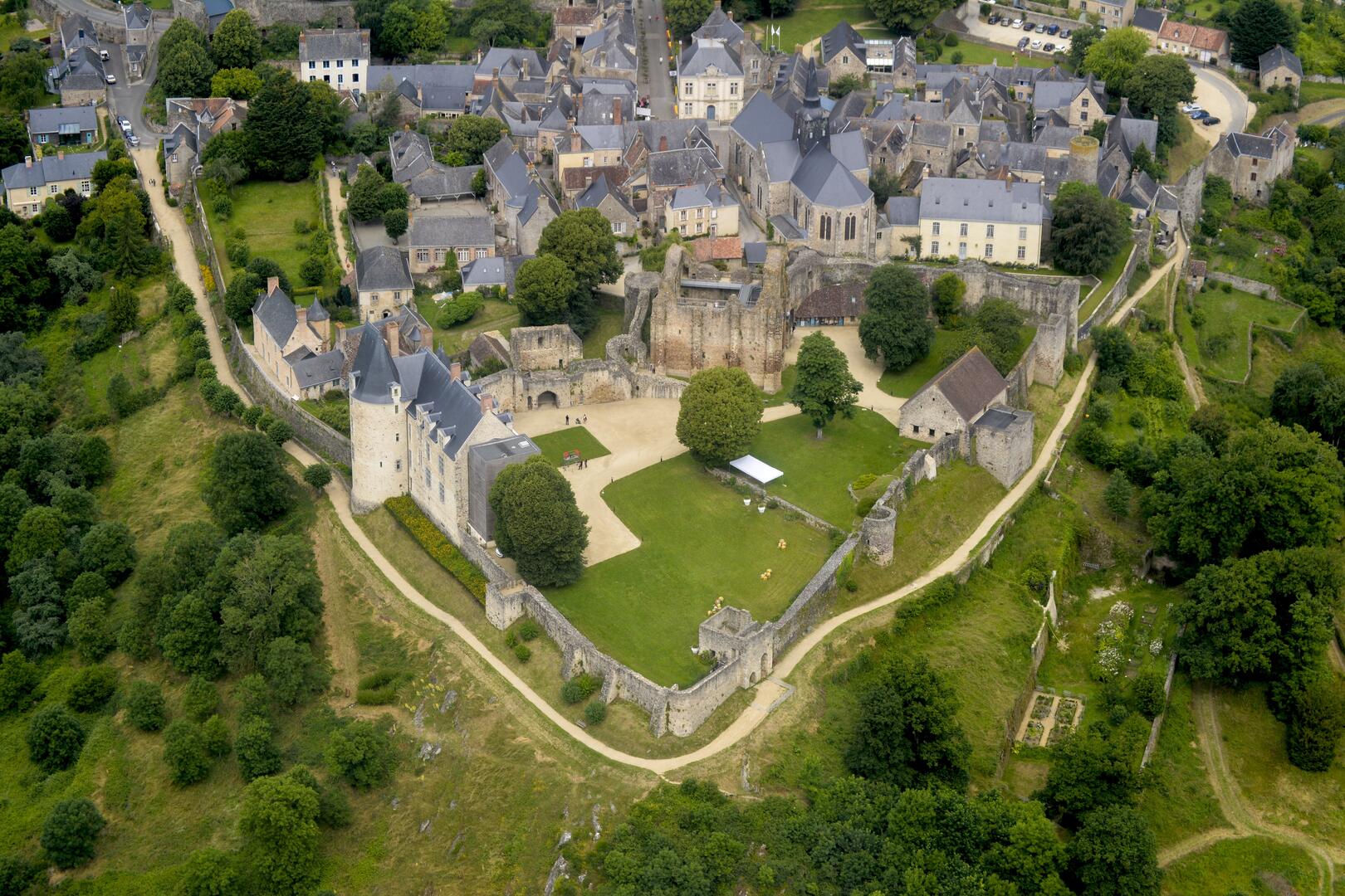 FMA53 - Sainte-Suzanne 3000 ans d'histoire - CP E.Deletang