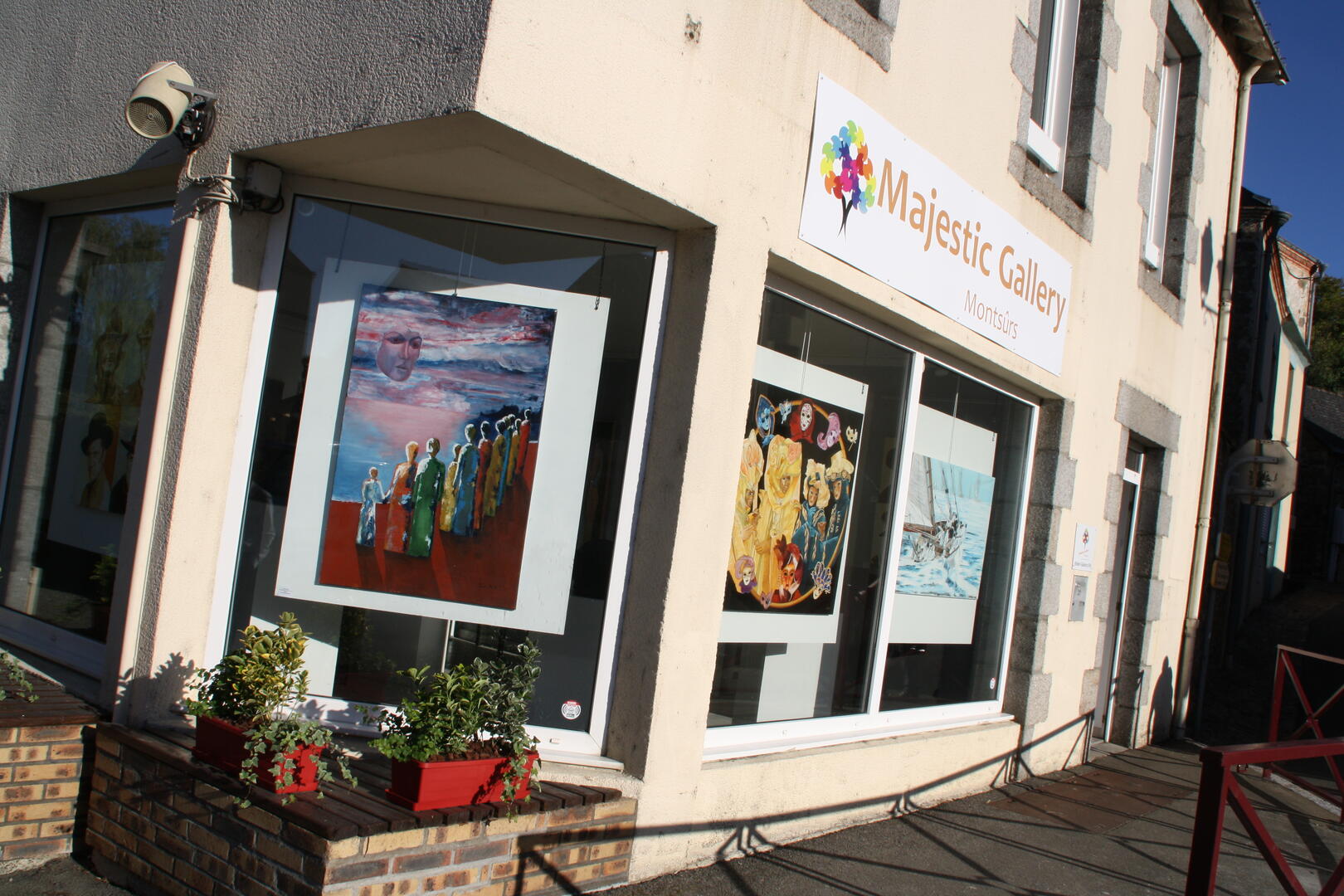LES LOCAUX DE LA MAJESTIC GALLERY MONTSURS