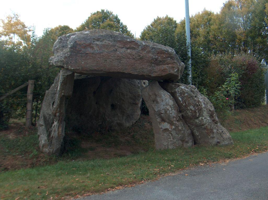 Dolmen-de-la-pierre-aux-fées-miré-49-pcu