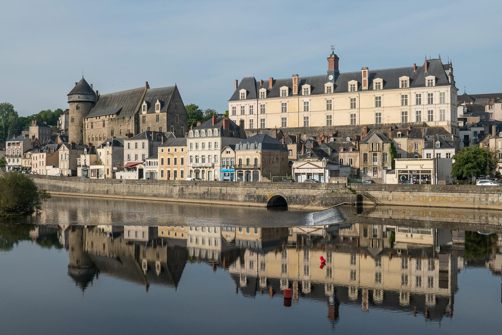 Vieux-chateau-et-chateau-neuf-musee-d-art-naif-et-singulier-laval--Mayenne