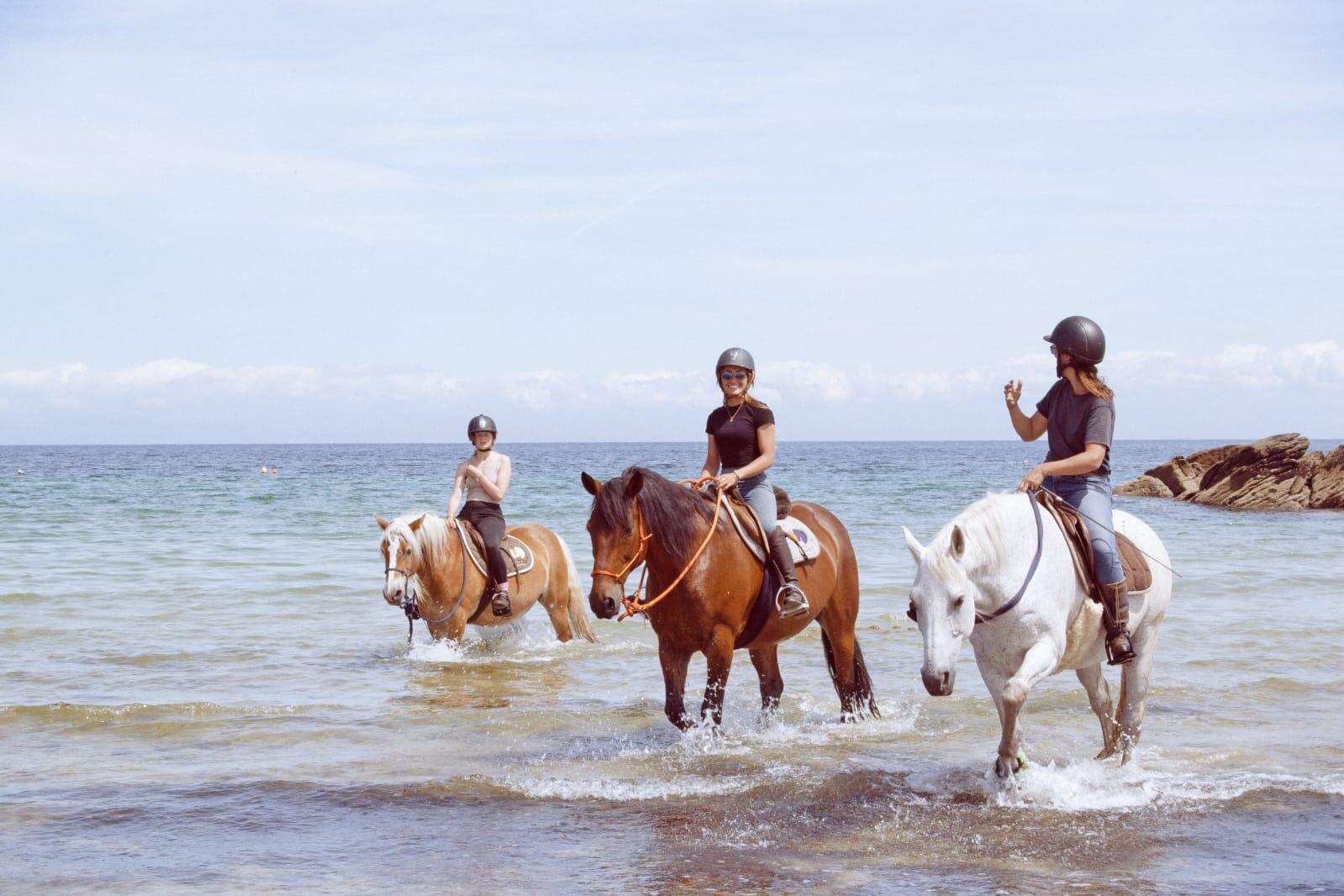 Balade à cheval sur la plage avec Cavalcoaching