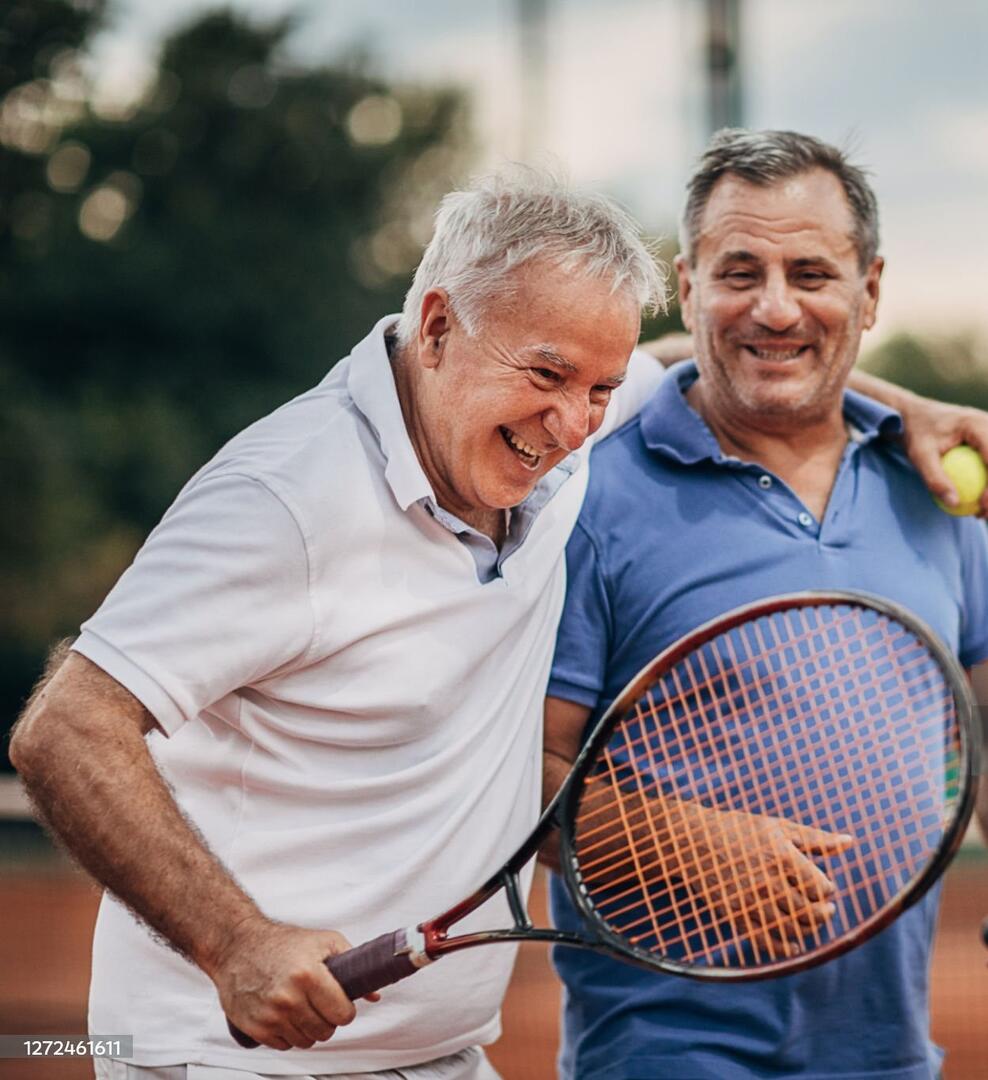 Amis jouant au tennis