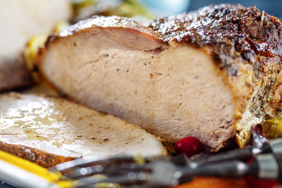savoureux-porc-viande-rotie-appetissant-legumes-pour-noel-jour-thanksgiving-fermer