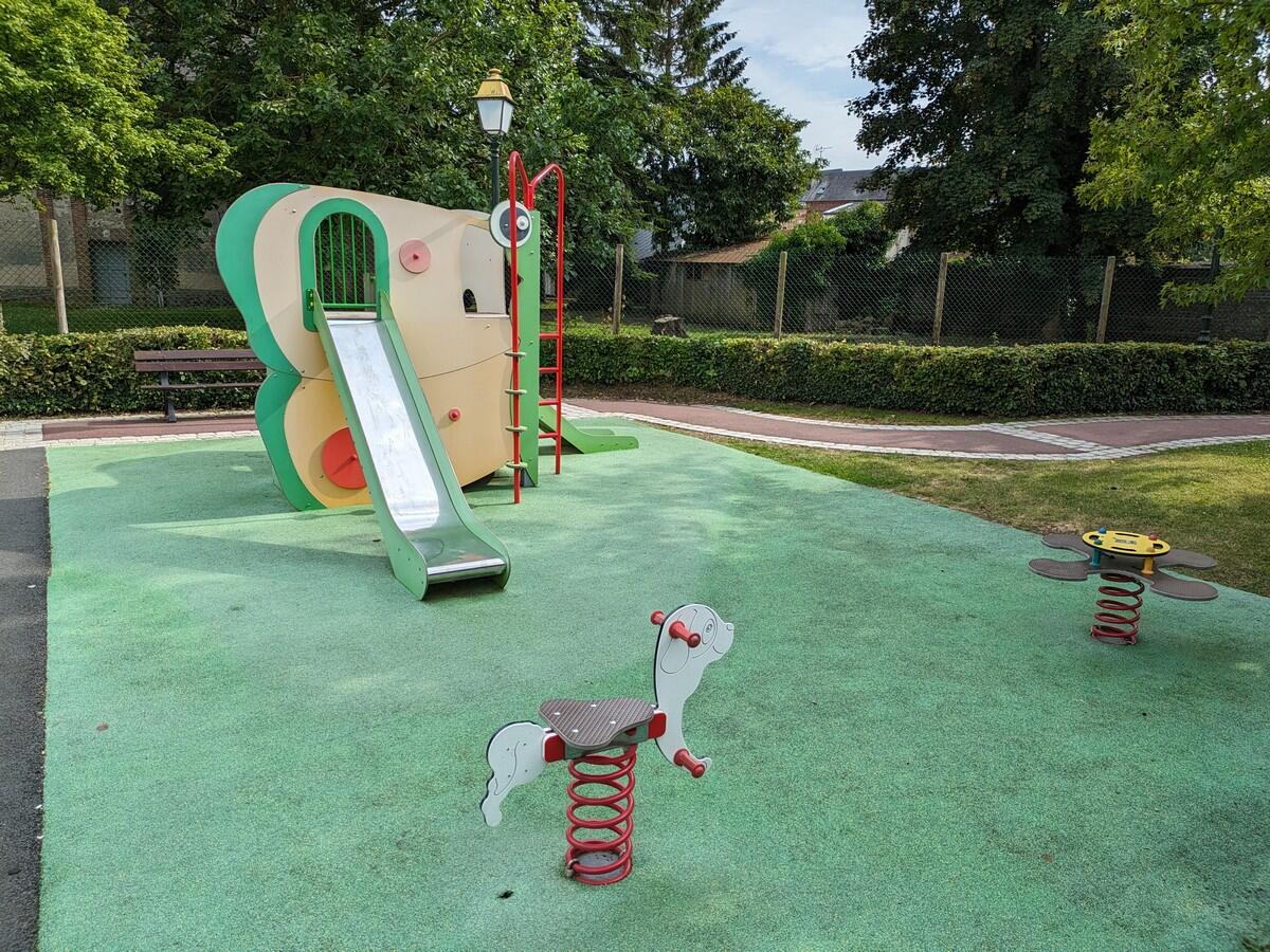 Aire de jeux pour enfants Moyaux