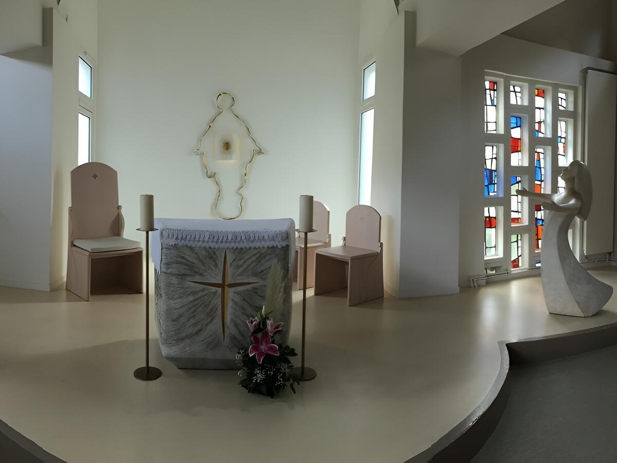 N-D-du-Sourire-interieur