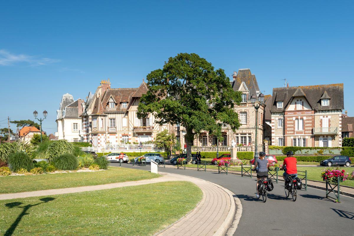 Velo_dans_les_rues_de_Cabourg-EV4-Emmanuel_Berthier-5256-1600px