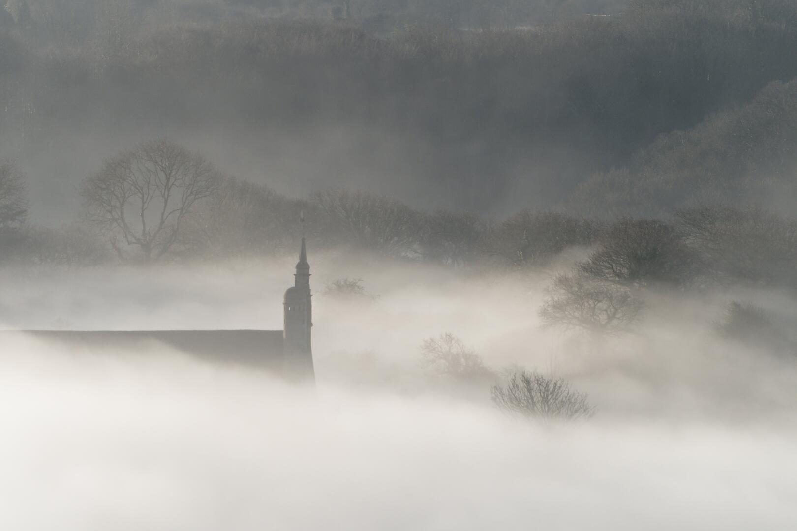 le clocher dans la brume
