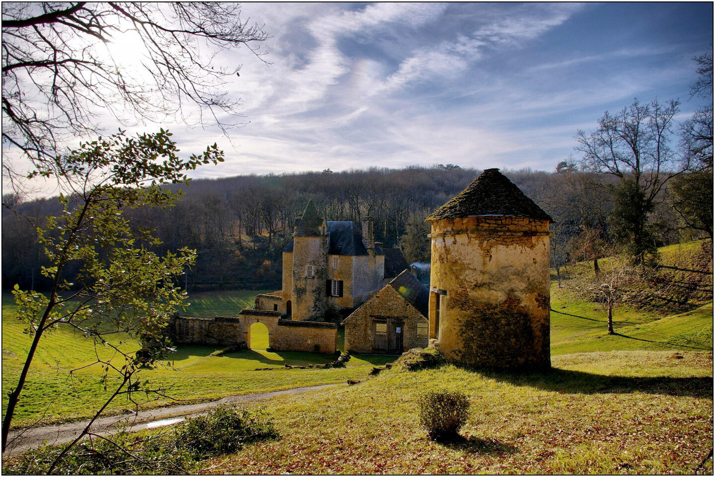 PROISSANS Dordogne Manoir du Cluzeau et pigeonnier