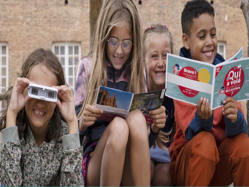 Enfants Jouants Avec Le Kit Rallye De Louviers