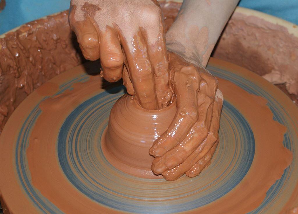 Vue sur des mains toumant une boule d'argile @ MarieBrigitte AZÉ, Alelier Poterie de la Mare