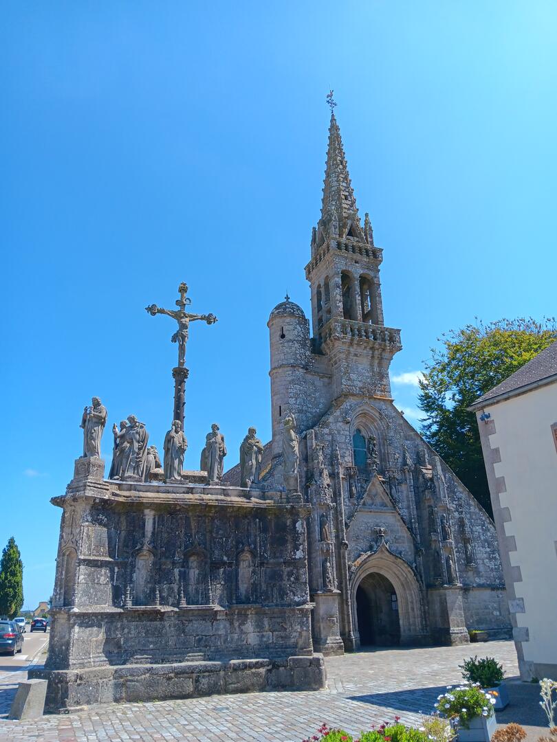 Eglise de Confort-Meilars et son calvaire