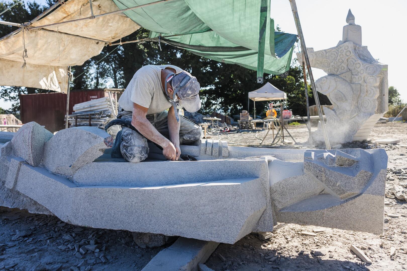 L'Oeil de Paco Chantiers de sculptures à la Vallée des Saints