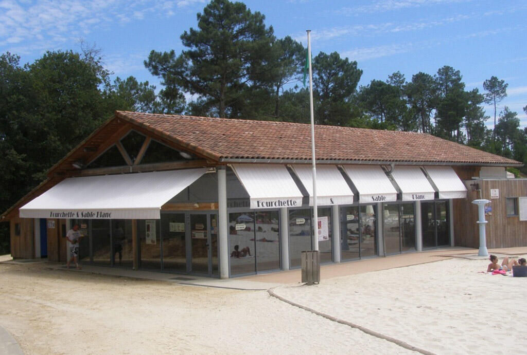 Fourchette et sable blanc