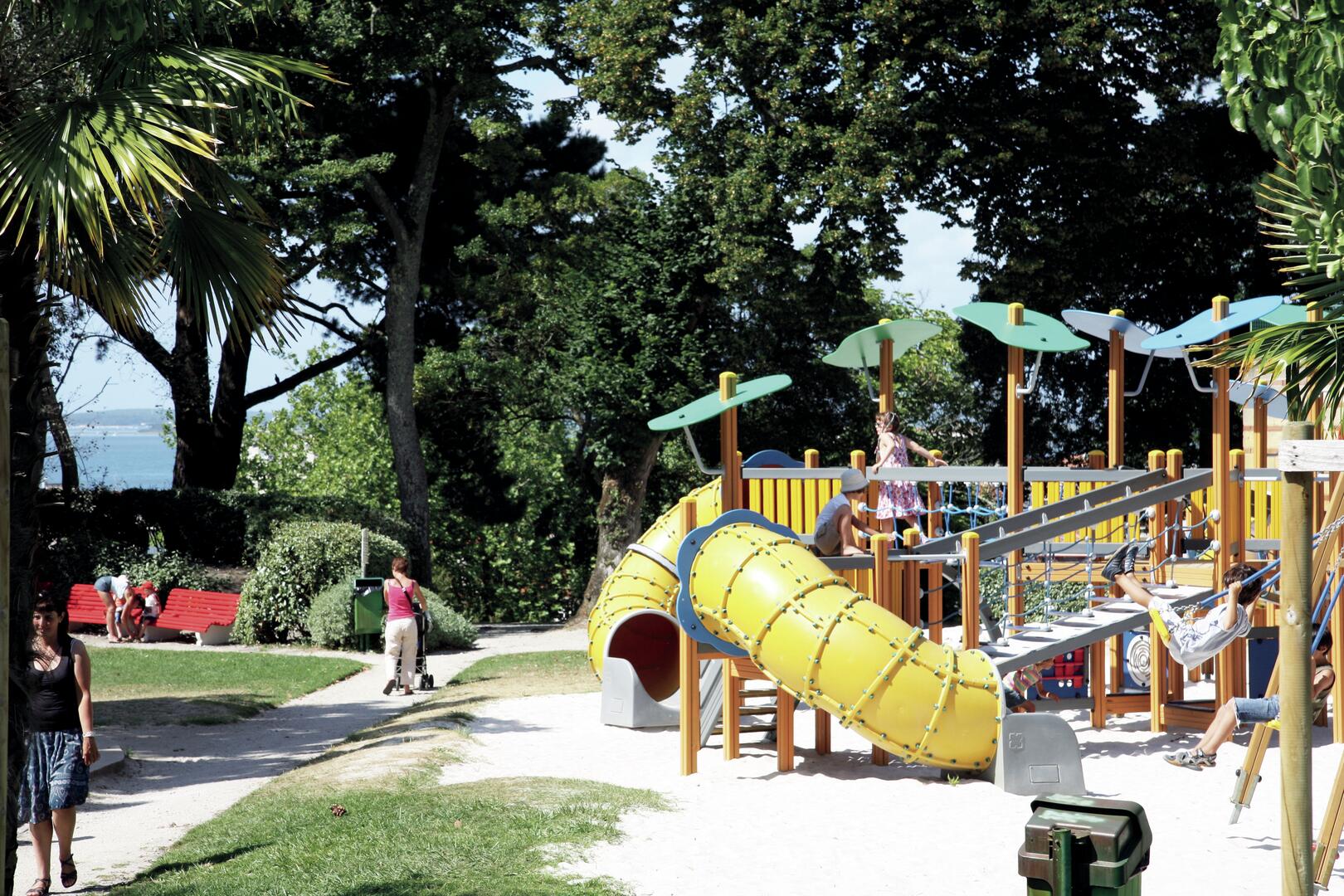 Jeunesse-aire-de-jeux