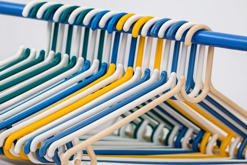 clothes-hangers-g0918b2d5a_1920