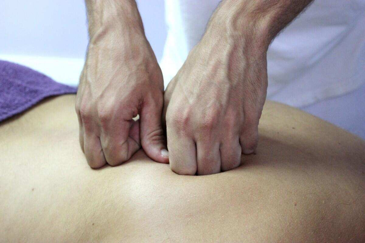 wellness_osteopathy_therapies_handling_massage_back_health_care_manual_therapy-1201000.jpg!d
