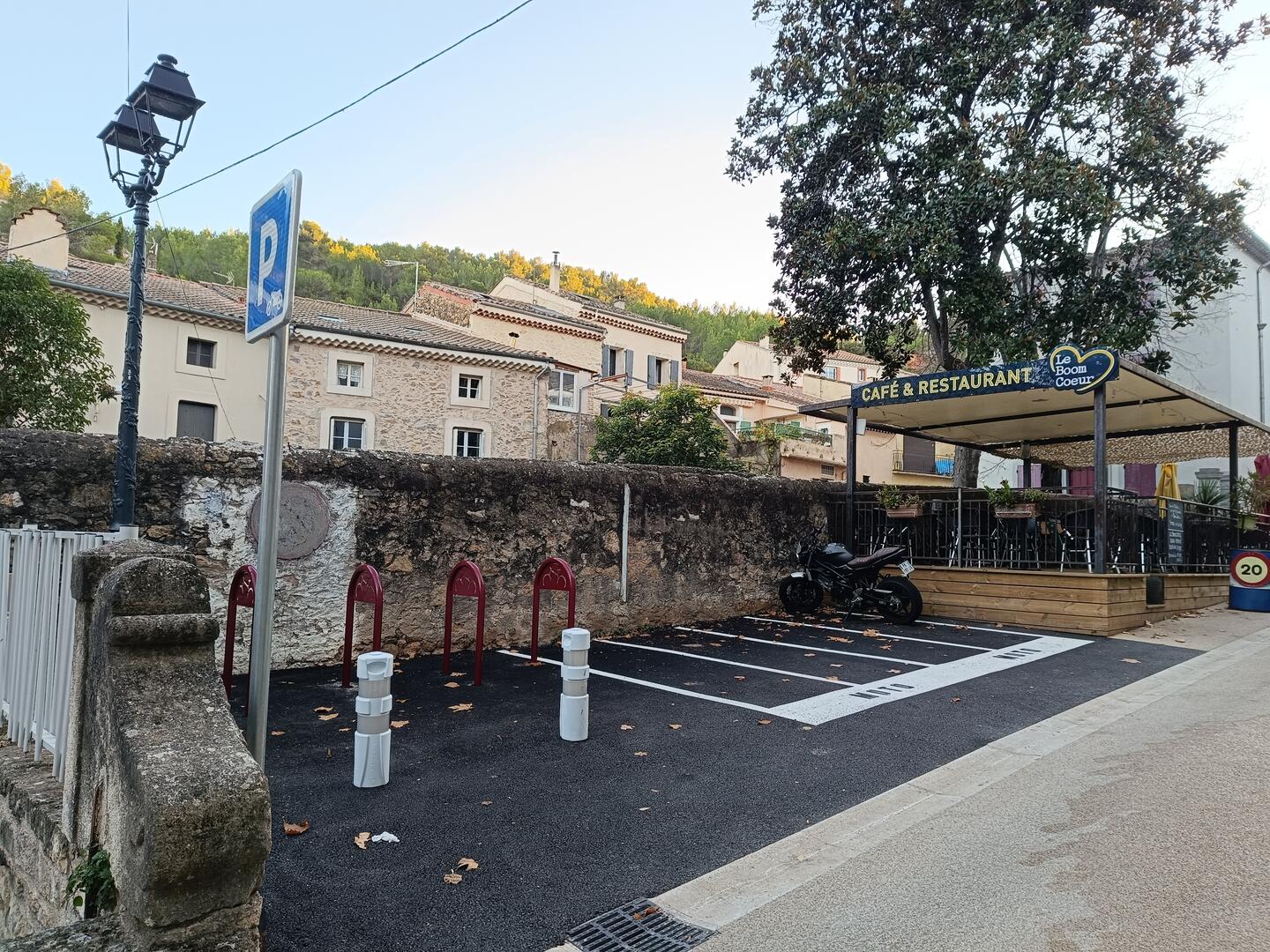 Appui vélo Av de Cazedarnes à Cessenon_sur_Orb devant restaurant le Boom Coeur