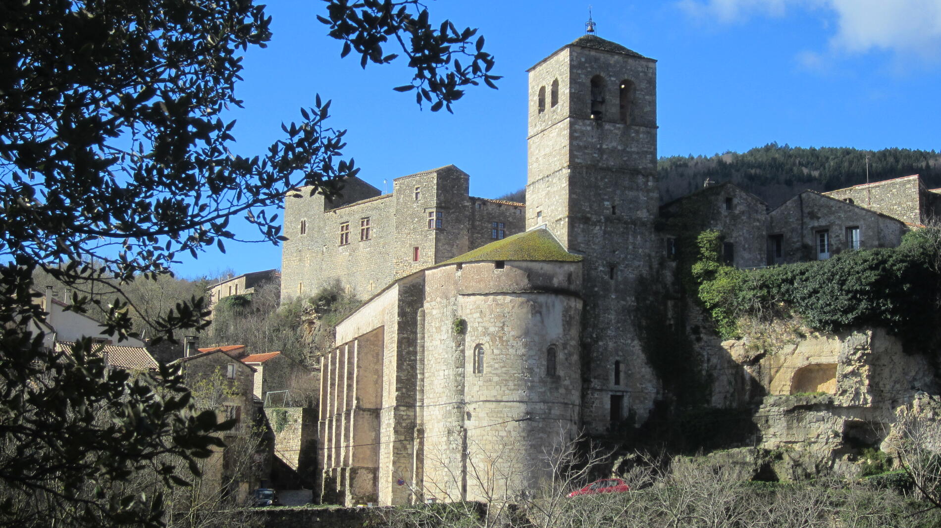 Boussagues- église ND et Château Bas