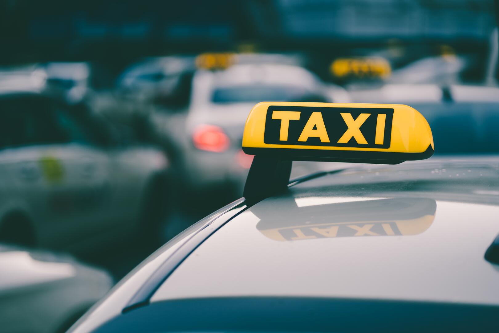 TAXI capture-de-mise-au-point-selective-d-un-signe-de-taxi-jaune-dans-un-embouteillage