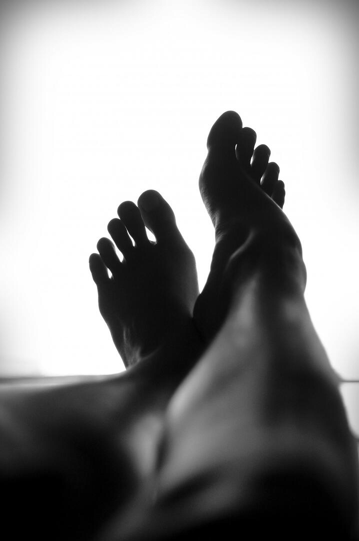 black_and_white_feet_leg_limbs_pedicure_person_shaved_smooth_skin-1065265.jpg!d