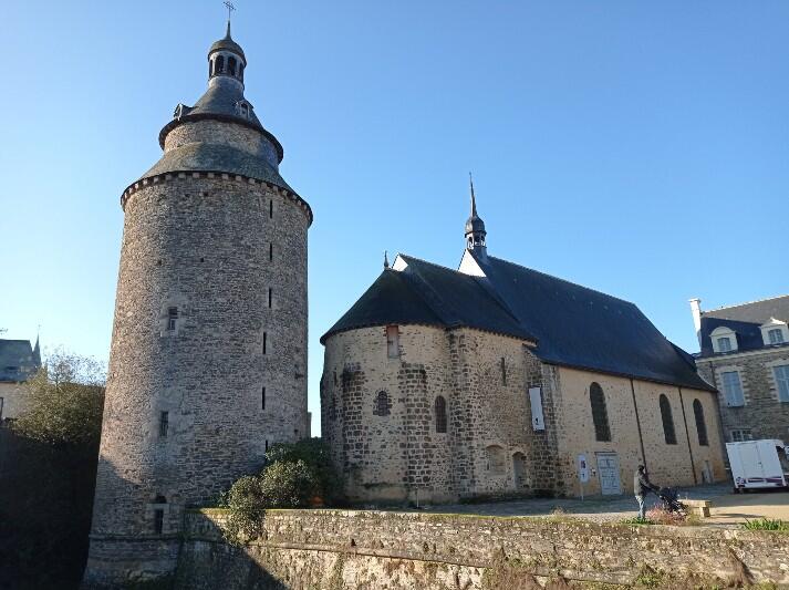 La tour de l'horloge et la chapelle du château
