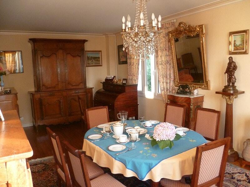 Chambre-d-hote-Monsier-et-Madame-Perret-Dinard-lustre