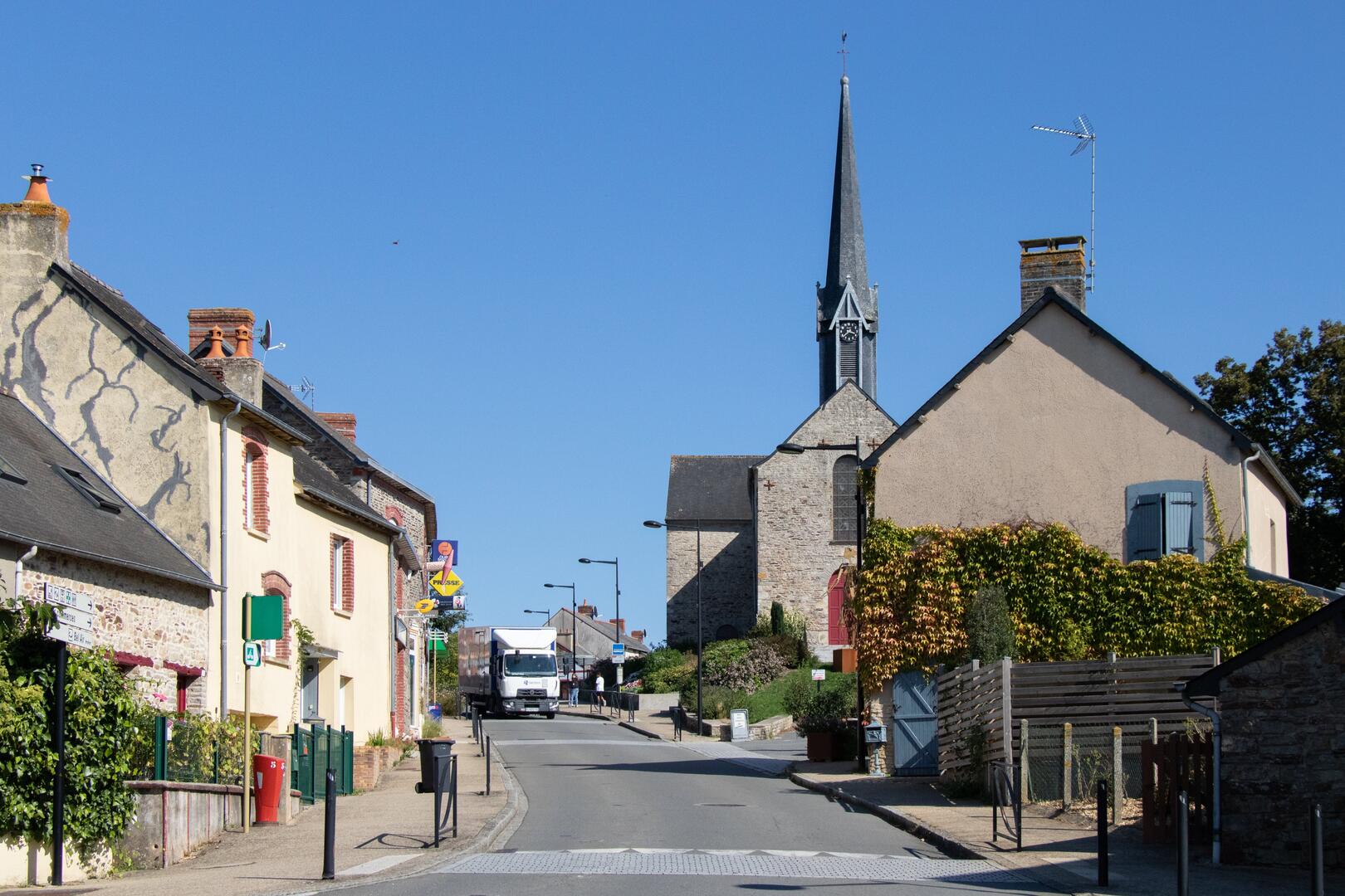 Eglise-commune-Crevin-drone-02