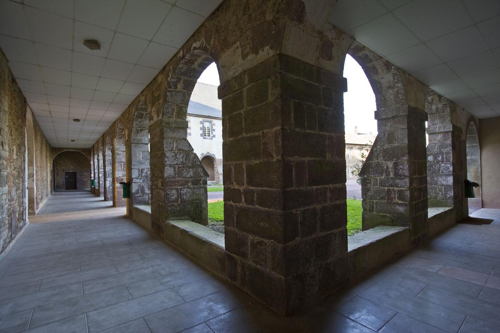 L'Abbaye Saint Jacques de Montfort sur Meu