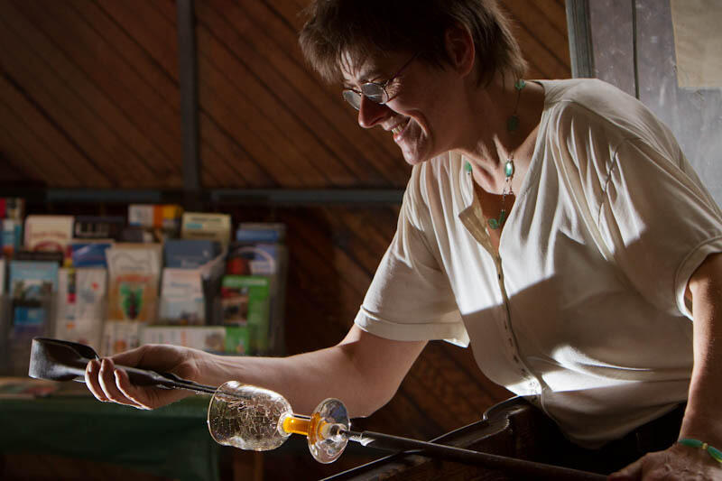 Martine Durand-Gasselin, souffleuse de verre à Saint-Méloir-des-Ondes