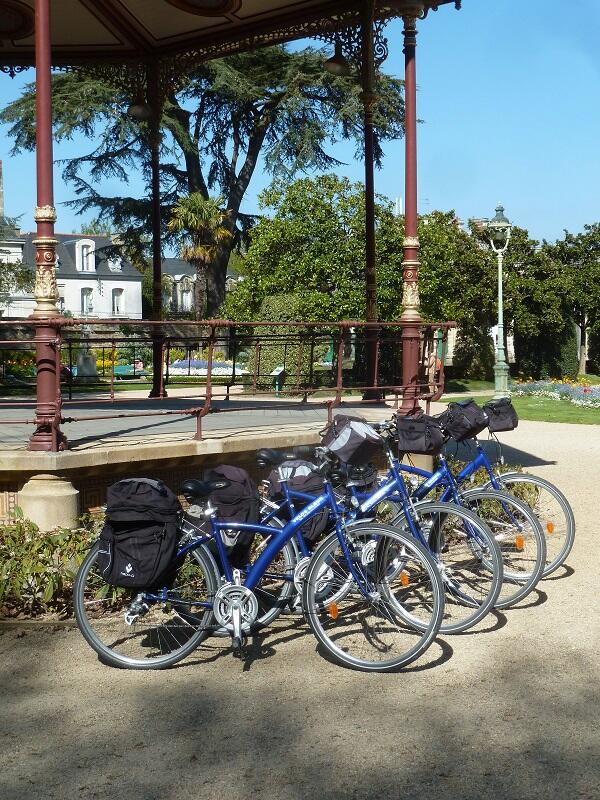 VTC Velos Bleus 21 V avec équipements - Vélos Bleus - Saint-Malo