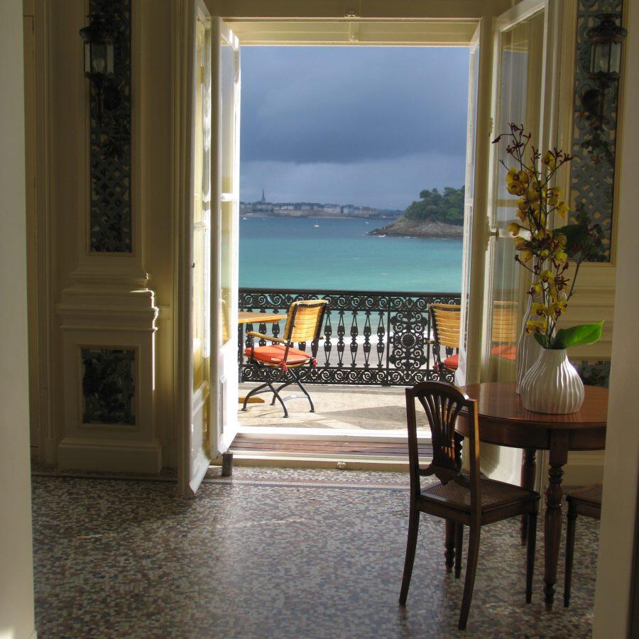 Villa-Reine-Hortense-fenetre-vue-pointe-malouine