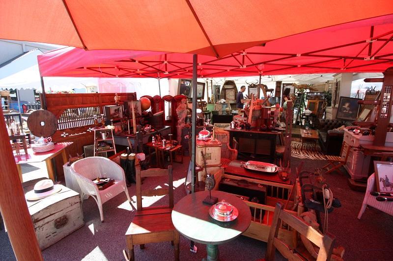 salon-exposants-antiquaires-saint-meloir-des-ondes ©salon-antiquaires.fr