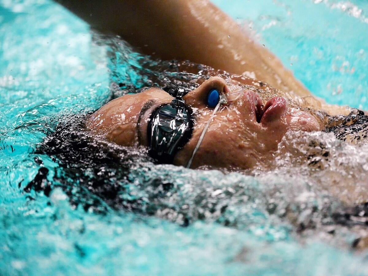 swimmer-728217_1920