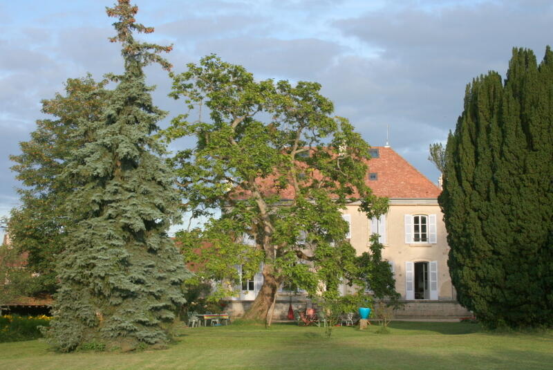 La maison vue du jardin