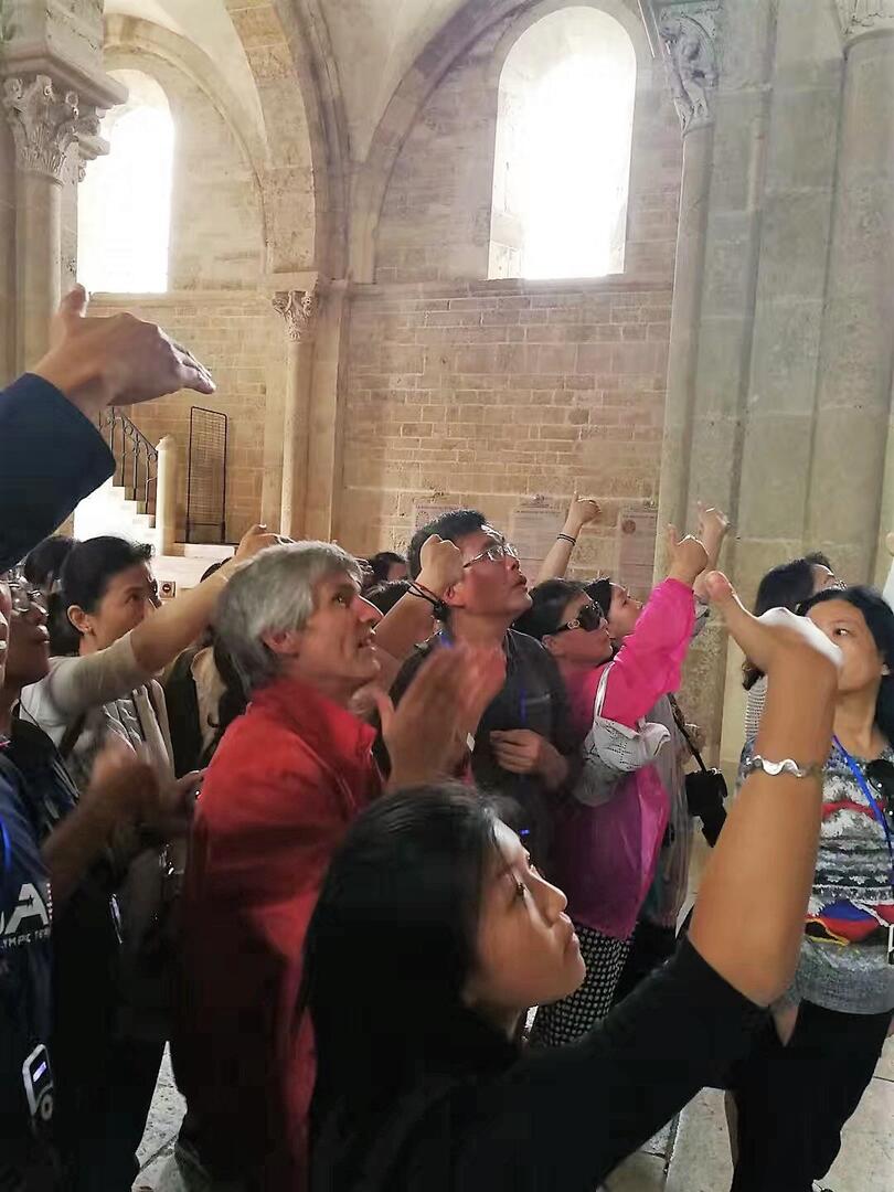 Chinois dans le narthex