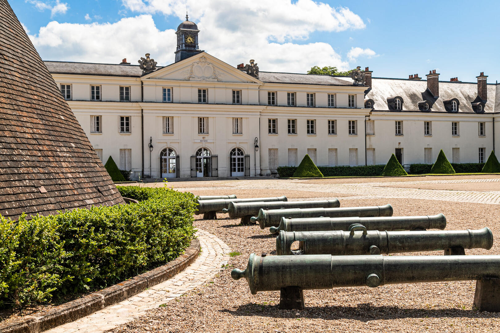 Canon dans la cour du château de la Verrerie