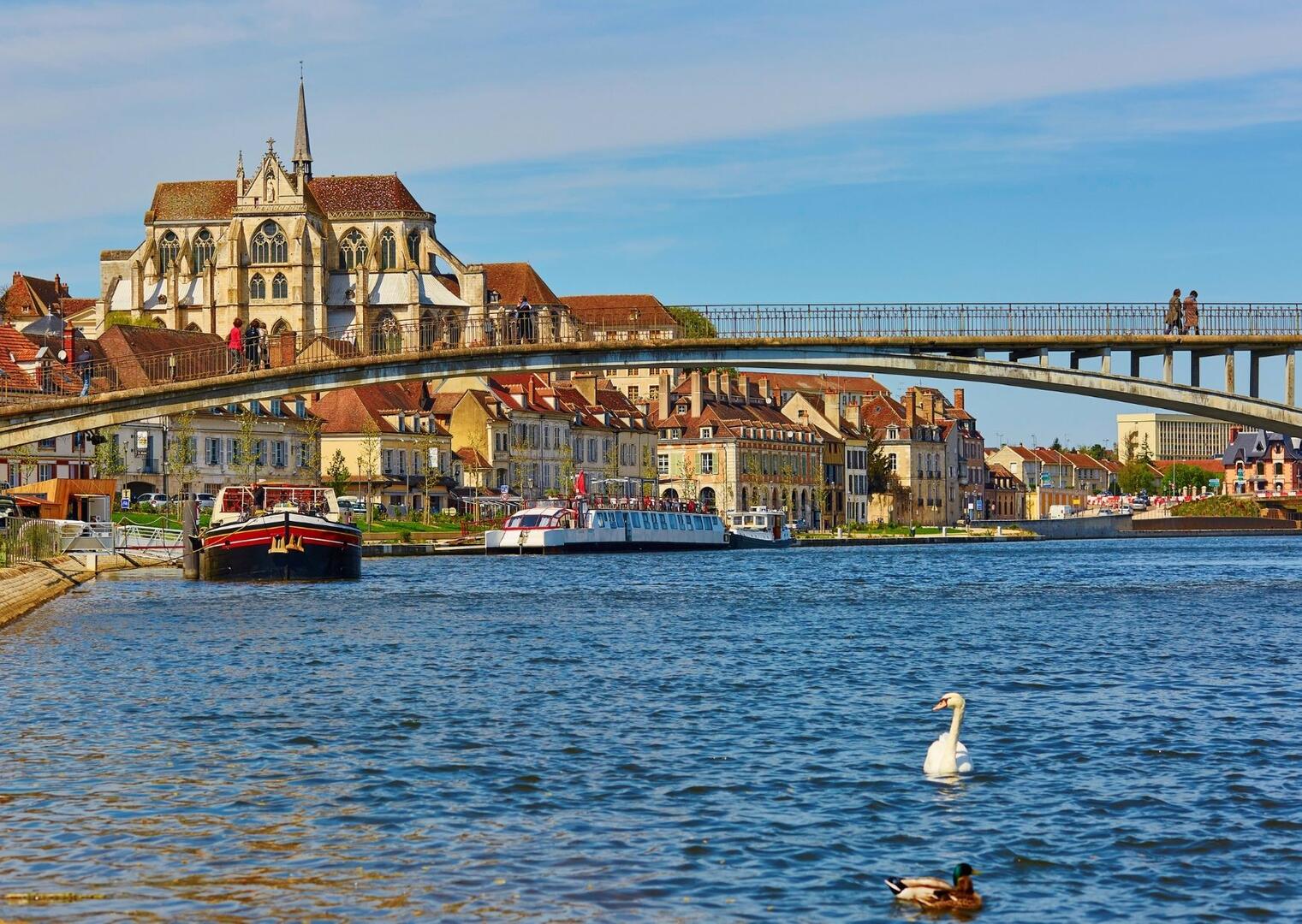Auxerre au fil de l'eau © Canva