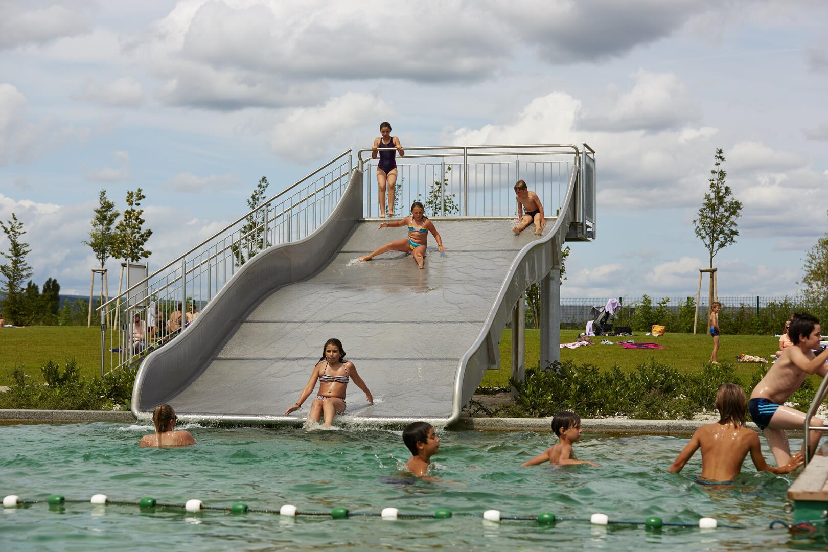 Beaune Côté Plage, baignade naturelle et loisirs - toboggan