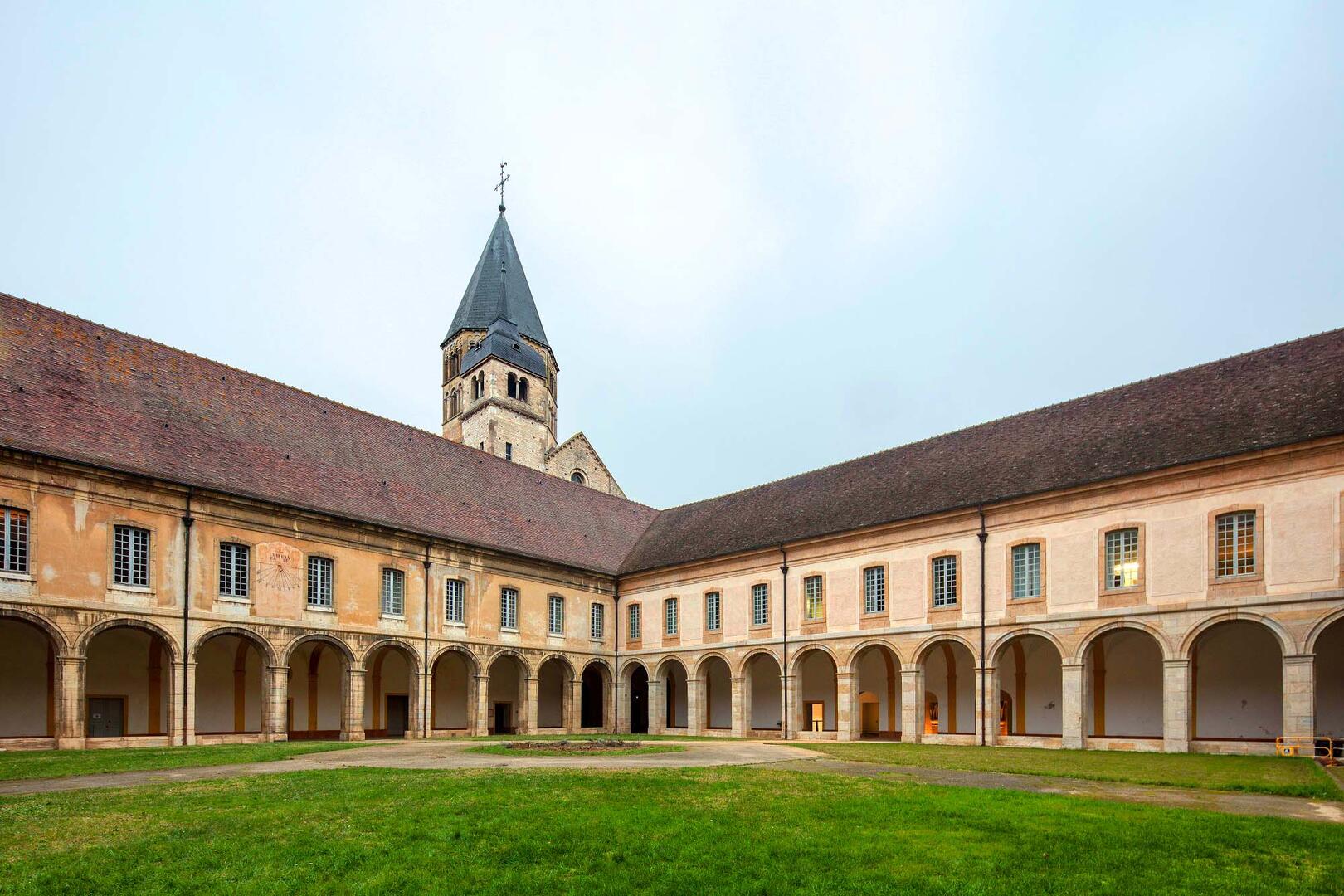 Cloître de l'abbaye de Cluny
