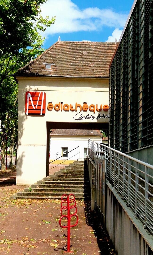 Entrée de la médiathèque Christian Bobin