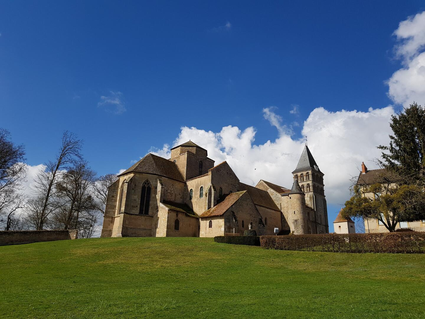 Vue générale de l'église de Perrecy-les-Forges depuis le parc