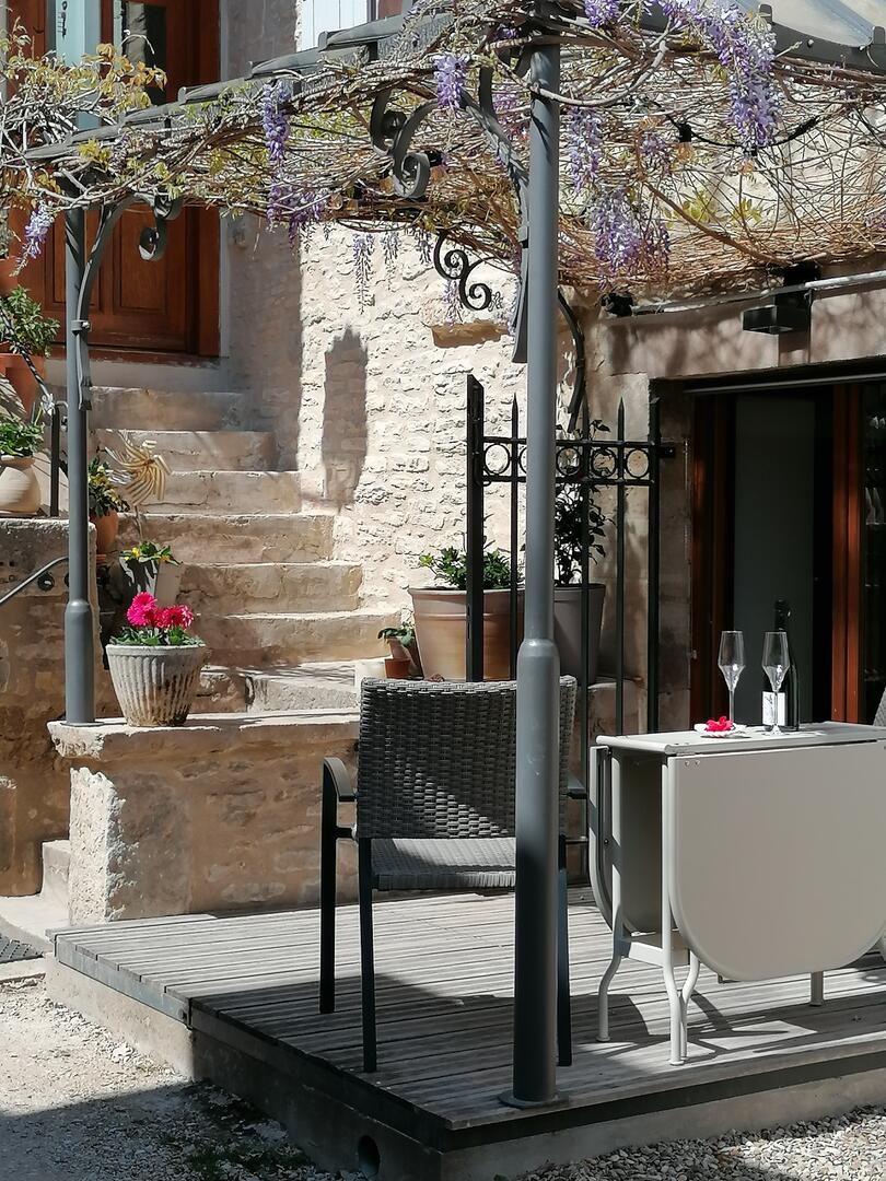 terrasse et entrée de la chambre d'hôtes