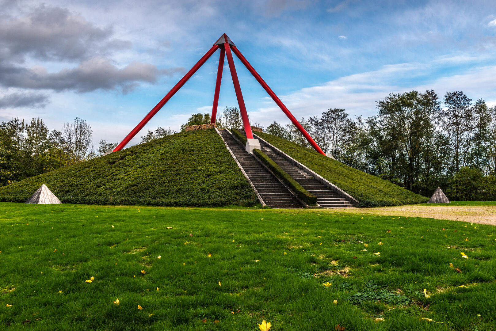 Pyramide du parc Saint-Louis