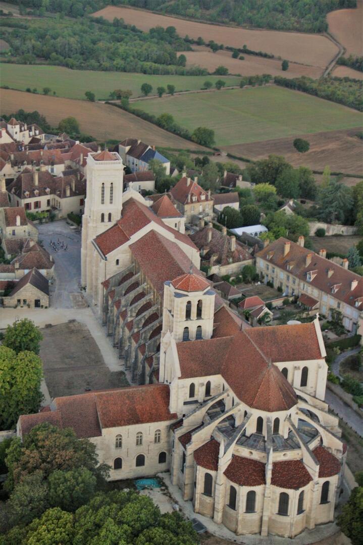 Montgolfière, Vézelay Basilique vertical leger